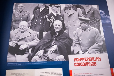 Депутаты фракции ЛДПР в ГД посетили выставку в честь 80-летия Победы