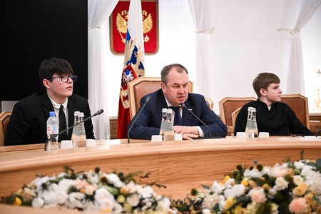 Замруководителя фракции ЛДПР в ГД Станислав Наумов встретился с учащимися школы "Багратион"