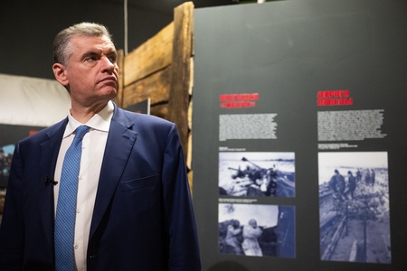 Леонид Слуцкий открыл  в Санкт-Петербурге выставку, посвященную Жириновскому