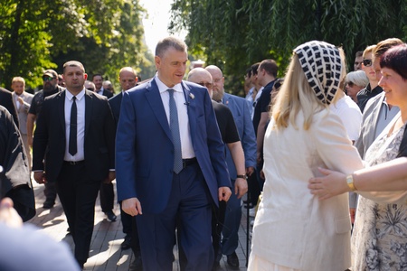 Леонид Слуцкий почтил память Основателя ЛДПР Владимира Жириновского в День Крещения Руси