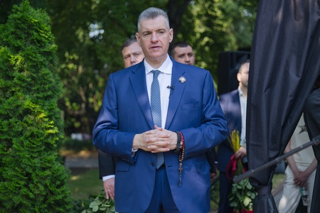 Леонид Слуцкий почтил память Основателя ЛДПР Владимира Жириновского в День Крещения Руси