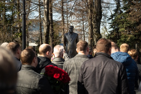 На Новодевичьем кладбище в Москве открыт памятник Владимиру Жириновскому