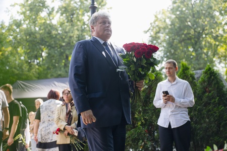 Леонид Слуцкий почтил память Основателя ЛДПР Владимира Жириновского в День Крещения Руси