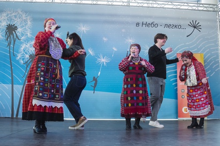 «Бурановские бабушки» поздравили Солнцево с Масленицей по приглашению Марии Воропаевой