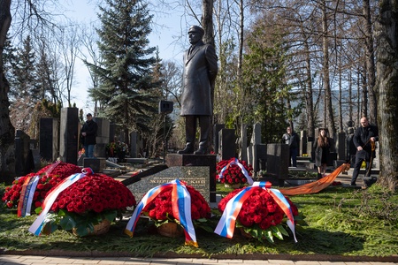 На Новодевичьем кладбище в Москве открыт памятник Владимиру Жириновскому