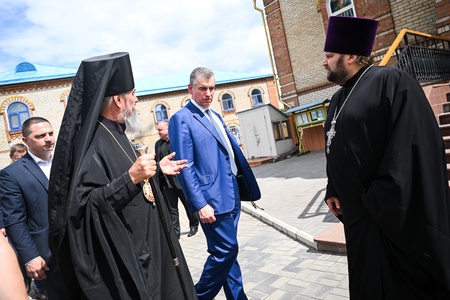 Леонид Слуцкий и делегация ЛДПР посетили Свято-Николаевский кафедральный собор Мариуполя