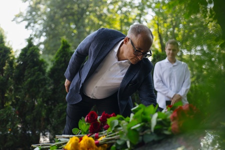 Леонид Слуцкий почтил память Основателя ЛДПР Владимира Жириновского в День Крещения Руси