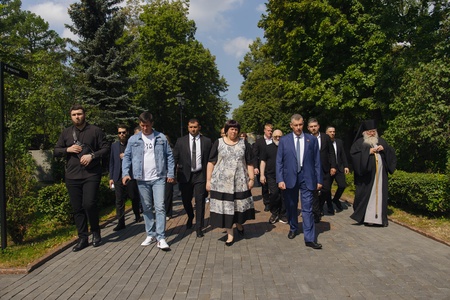 Леонид Слуцкий почтил память Основателя ЛДПР Владимира Жириновского в День Крещения Руси