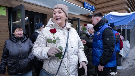ЛДПР поздравила женщин с Днём матери