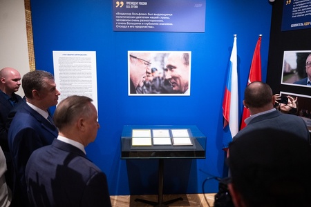 Леонид Слуцкий открыл  в Санкт-Петербурге выставку, посвященную Жириновскому
