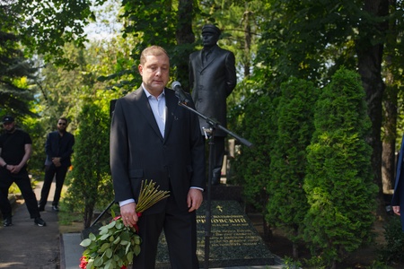 Леонид Слуцкий почтил память Основателя ЛДПР Владимира Жириновского в День Крещения Руси