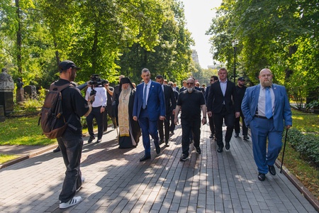Леонид Слуцкий почтил память Основателя ЛДПР Владимира Жириновского в День Крещения Руси
