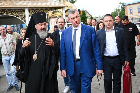 Леонид Слуцкий и делегация ЛДПР посетили Свято-Николаевский кафедральный собор Мариуполя