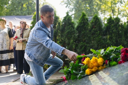 Леонид Слуцкий почтил память Основателя ЛДПР Владимира Жириновского в День Крещения Руси