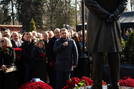 На Новодевичьем кладбище в Москве открыт памятник Владимиру Жириновскому