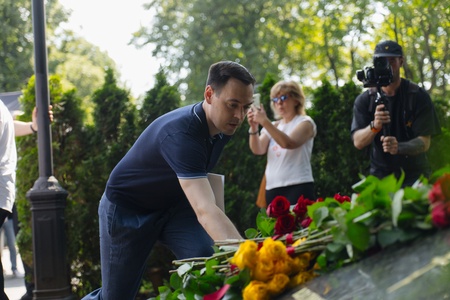 Леонид Слуцкий почтил память Основателя ЛДПР Владимира Жириновского в День Крещения Руси