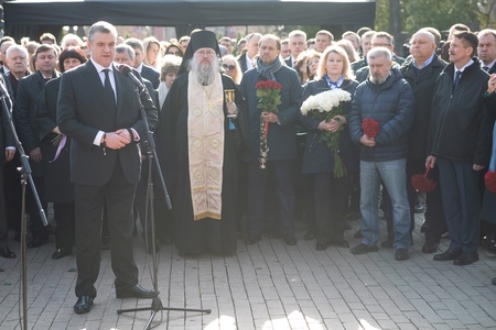 На Новодевичьем кладбище в Москве открыт памятник Владимиру Жириновскому