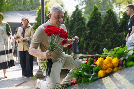 Леонид Слуцкий почтил память Основателя ЛДПР Владимира Жириновского в День Крещения Руси