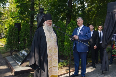 Леонид Слуцкий почтил память Основателя ЛДПР Владимира Жириновского в День Крещения Руси