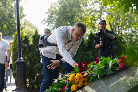 Леонид Слуцкий почтил память Основателя ЛДПР Владимира Жириновского в День Крещения Руси