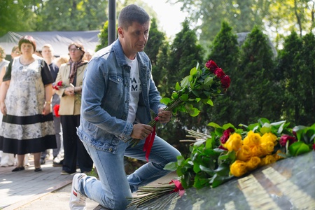 Леонид Слуцкий почтил память Основателя ЛДПР Владимира Жириновского в День Крещения Руси