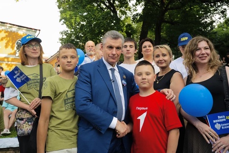 Леонид Слуцкий поздравил участников фестиваля Лиги женщин ЛДПР в Пскове
