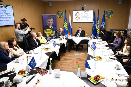 Встреча Леонида Слуцкого в преддверии 8 марта с защитницами Отечества