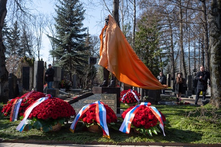 На Новодевичьем кладбище в Москве открыт памятник Владимиру Жириновскому