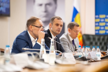 Леонид Слуцкий провел заседание Палат Депутатов ЛДПР 
