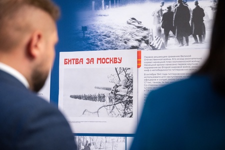 Депутаты фракции ЛДПР в ГД посетили выставку в честь 80-летия Победы