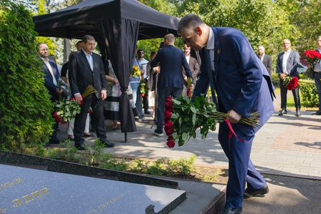 Леонид Слуцкий почтил память Основателя ЛДПР Владимира Жириновского в День Крещения Руси