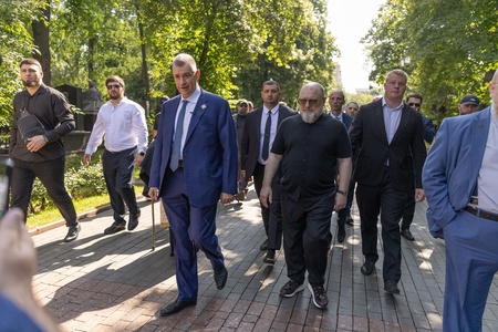 Леонид Слуцкий почтил память Основателя ЛДПР Владимира Жириновского в День Крещения Руси