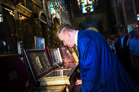 Леонид Слуцкий и делегация ЛДПР посетили Свято-Николаевский кафедральный собор Мариуполя