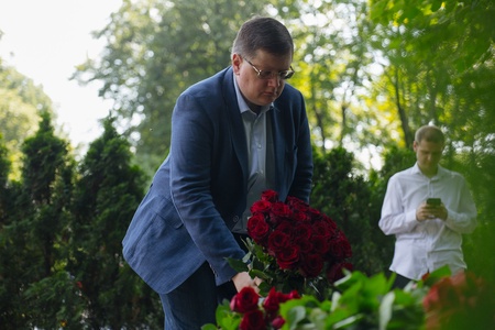 Леонид Слуцкий почтил память Основателя ЛДПР Владимира Жириновского в День Крещения Руси