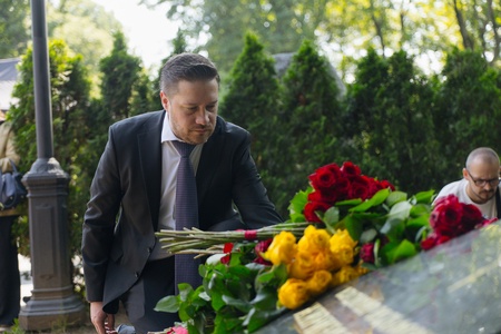 Леонид Слуцкий почтил память Основателя ЛДПР Владимира Жириновского в День Крещения Руси