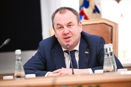 Замруководителя фракции ЛДПР в ГД Станислав Наумов встретился с учащимися школы "Багратион"