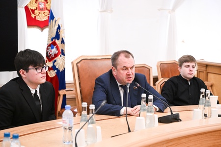 Замруководителя фракции ЛДПР в ГД Станислав Наумов встретился с учащимися школы "Багратион"
