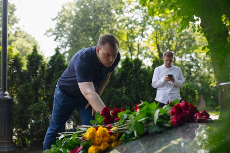 Леонид Слуцкий почтил память Основателя ЛДПР Владимира Жириновского в День Крещения Руси