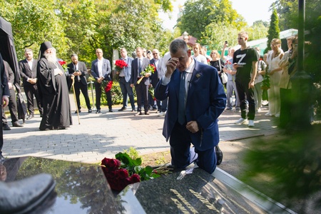 Леонид Слуцкий почтил память Основателя ЛДПР Владимира Жириновского в День Крещения Руси