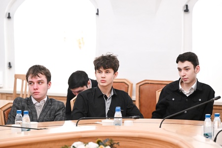 Замруководителя фракции ЛДПР в ГД Станислав Наумов встретился с учащимися школы "Багратион"