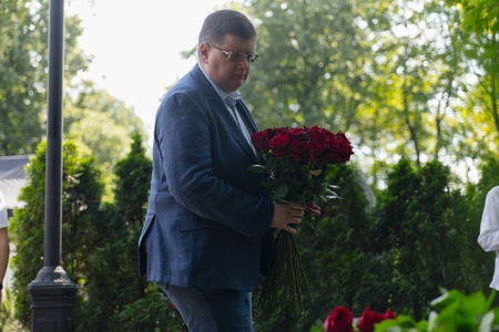 Леонид Слуцкий почтил память Основателя ЛДПР Владимира Жириновского в День Крещения Руси
