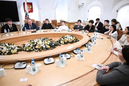 Замруководителя фракции ЛДПР в ГД Станислав Наумов встретился с учащимися школы "Багратион"