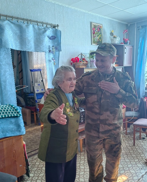 Ветерана блокады Ленинграда поздравил участник СВО и активист ЛДПР Констанин Якимов
