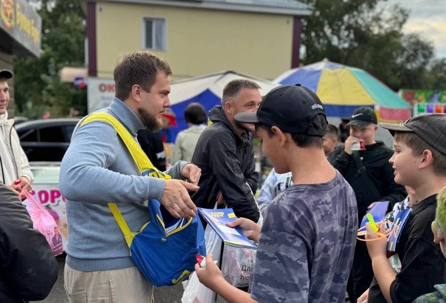 Активисты ЛДПР поздравили школьников с началом учебного года в Черногорске