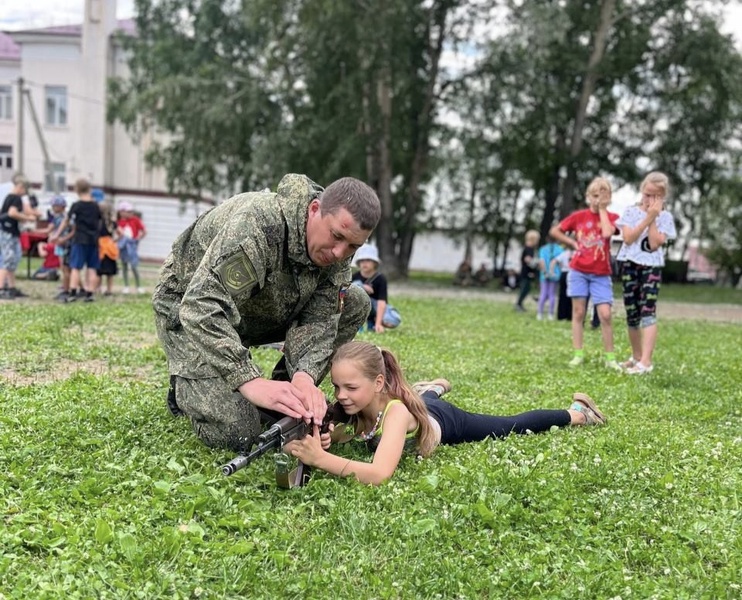Зарядка с чемпионом: ЛДПР вдохновляет школьников на здоровый образ жизни! 