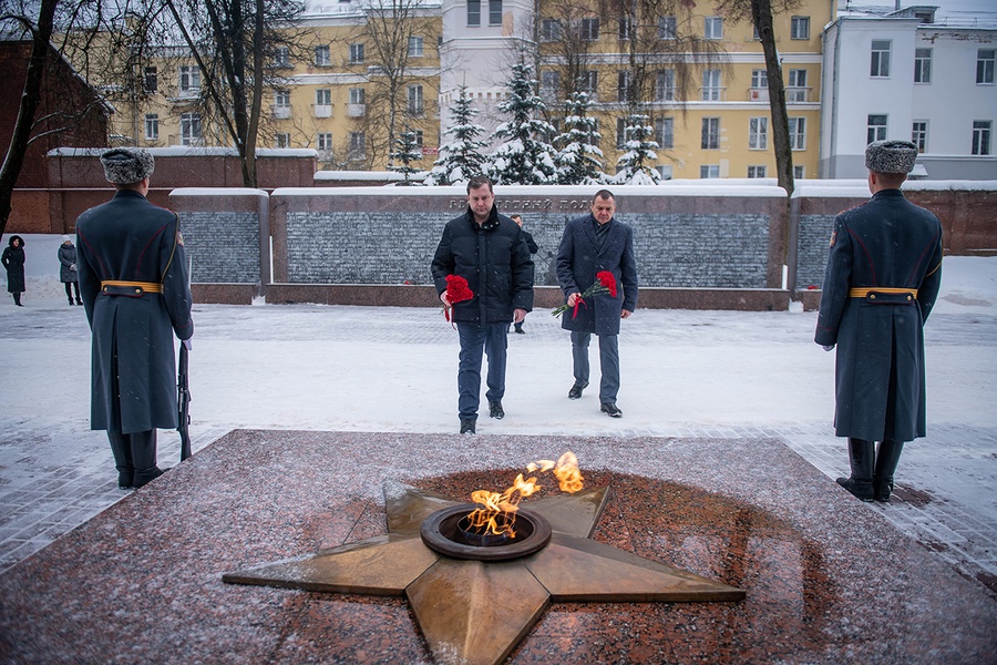 Алексей Островский почтил память Героев Отечества