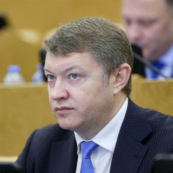Первая взрослая ступень получения знаний начинается со школы, напомнил Евгений Марков
