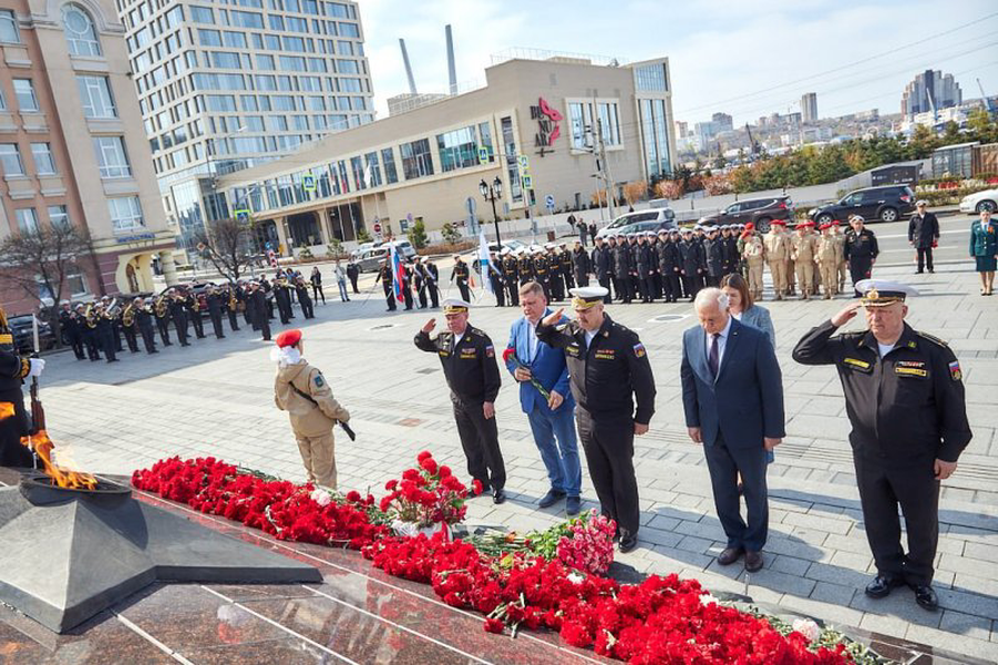 Во Владивостоке с размахом отметили полувековой юбилей установки легендарной подводной лодки С-56