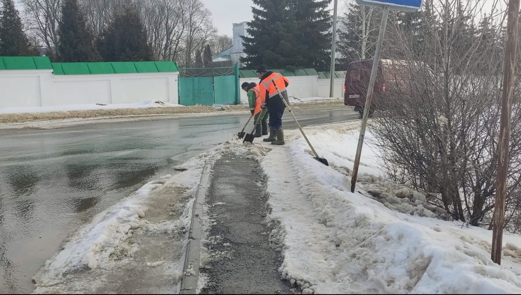 На тротуарах и дорогах Саранска продолжается уборка наледи и снега