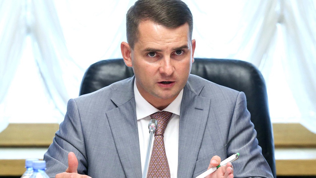 ЛДПР требует защитить трудовые права уволенного педагога!